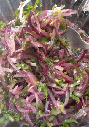 Una foto de Ensalada de cebolla con cilantro