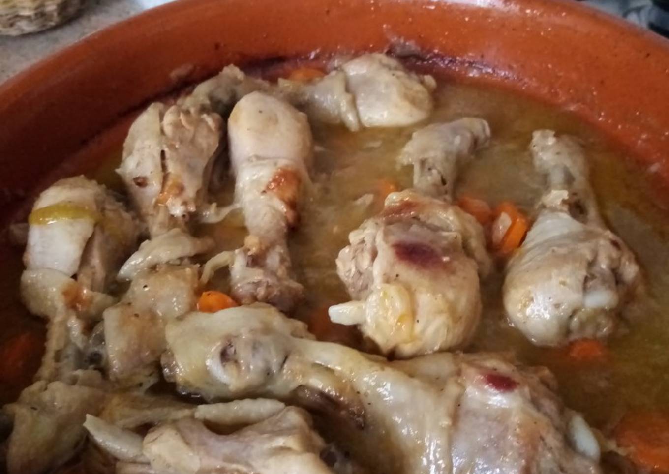 Muslos de pollo en cazuela de barro. Con salsa de paté