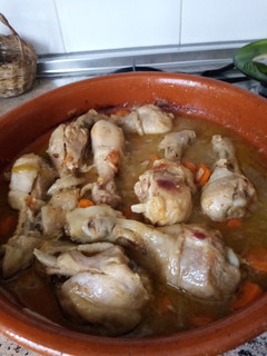 Una foto de Muslos de pollo en cazuela de barro. Con salsa de paté