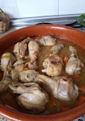 Foto principal de Muslos de pollo en cazuela de barro. Con salsa de paté