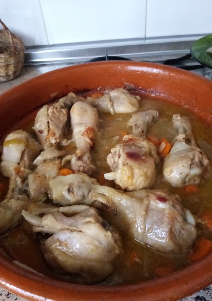 Una foto de Muslos de pollo en cazuela de barro. Con salsa de paté