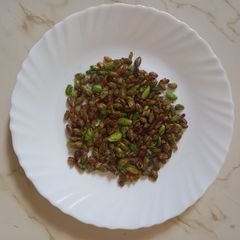 A picture of Fried Broad bean seeds.