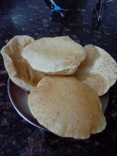 आलू पूरी (Aloo Puri Recipe in Hindi) रेसिपी मुख्य फोटो
