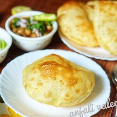 A picture of Chhole bhature.