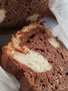 Una foto de Bizcochuelo marmolado con dulce de leche