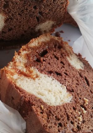 Una foto de Bizcochuelo marmolado con dulce de leche