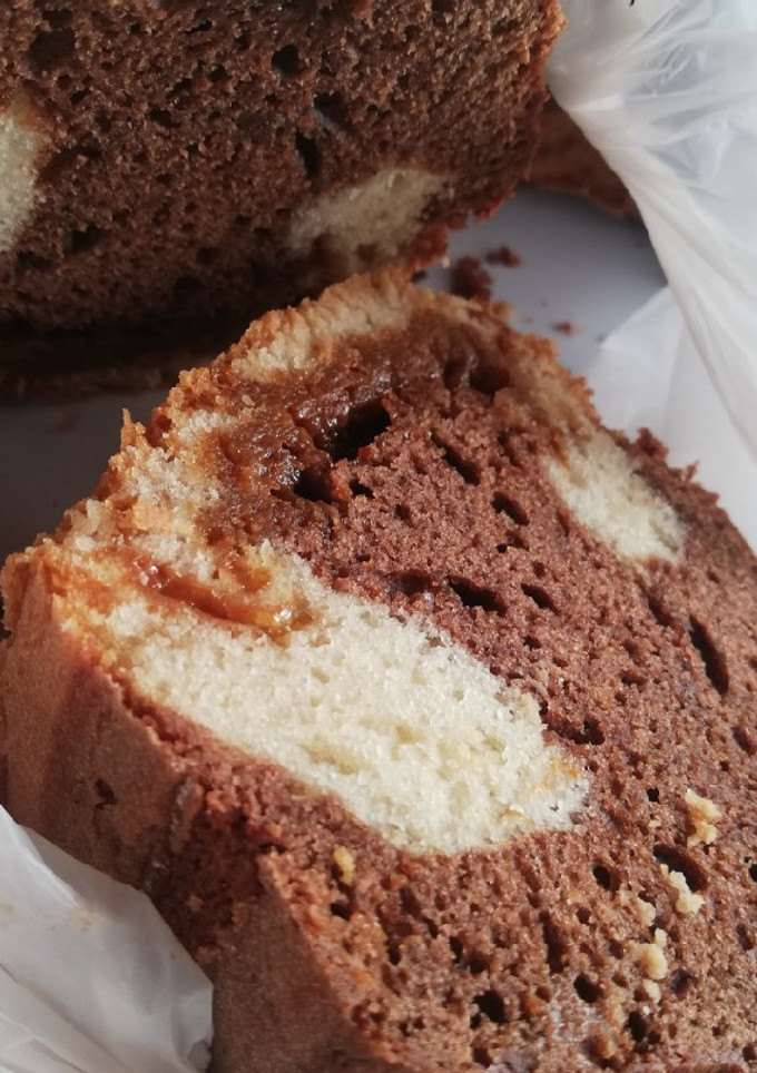 Una foto de Bizcochuelo marmolado con dulce de leche