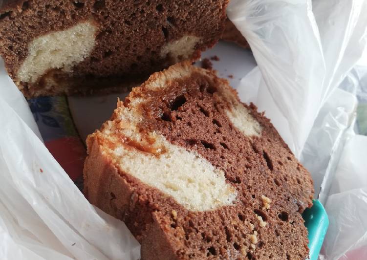 Bizcochuelo marmolado con dulce de leche