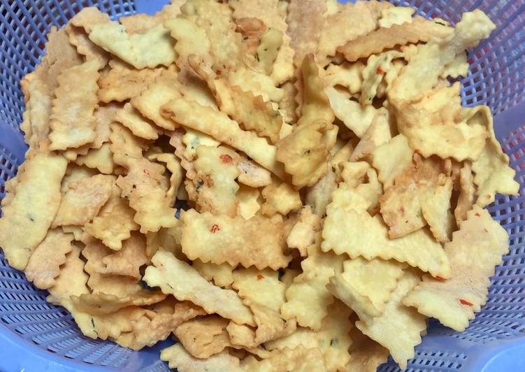 Keripik bawang pedas