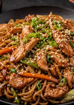 Una foto de Yakisoba de pollo al estilo bulgogi