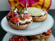 Una foto de pan con tomates