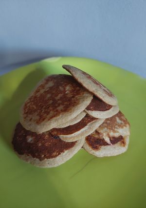 Una foto de Pancakes de banana sin harinas blancas