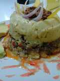 Tambor de mangu con carne molida acompañado de aguacate.