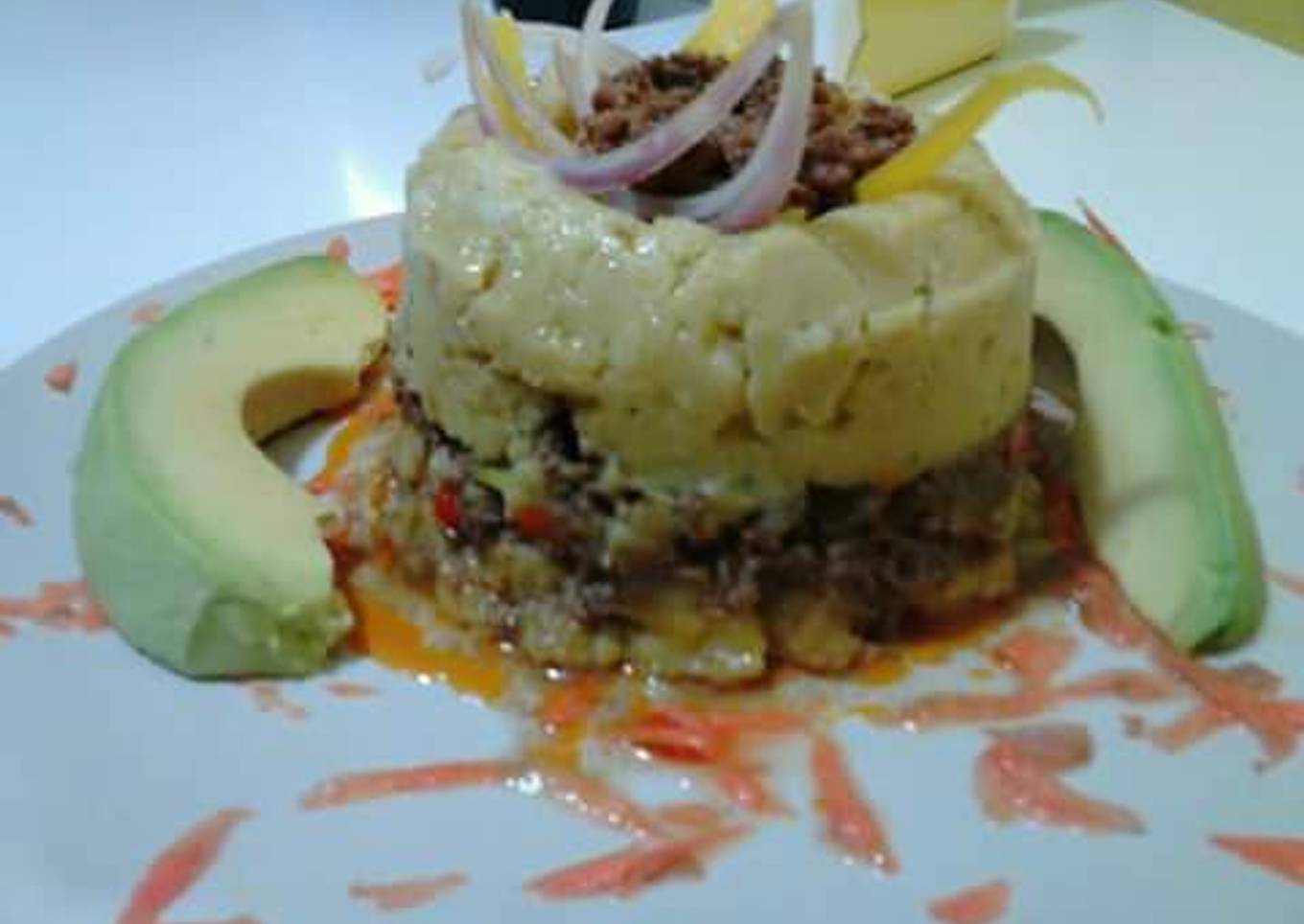 Tambor de mangu con carne molida acompañado de aguacate.