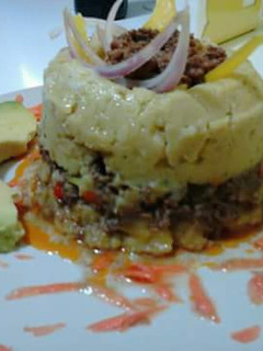 Una foto de Tambor de mangu con carne molida acompañado de aguacate.