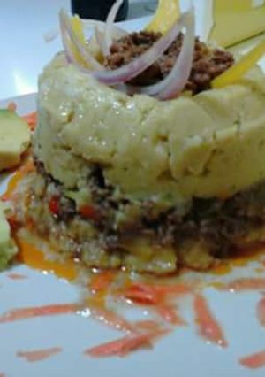 Una foto de Tambor de mangu con carne molida acompañado de aguacate.