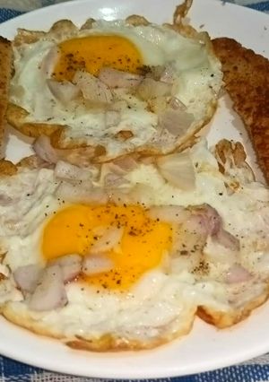 एग हाफ फ्राई विथ ब्राउन ब्रेड (Egg half fry with brown bread recipe in hindi) रेसिपी मुख्य फोटो