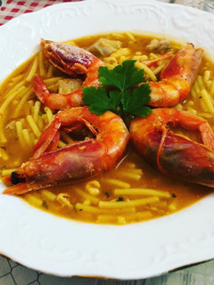 Una foto de Fideos con pollo y gamba roja 🦐