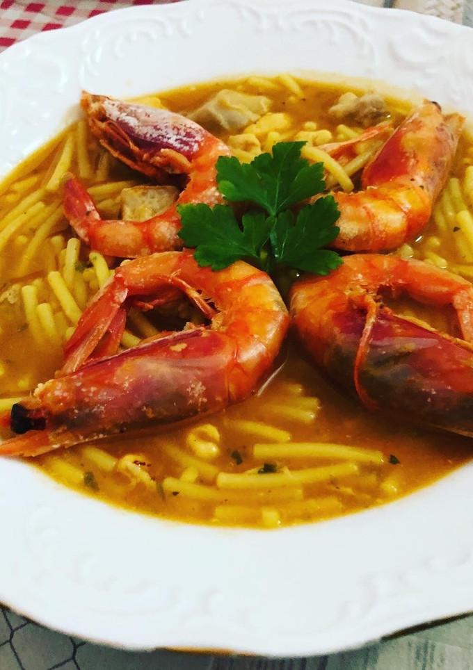 Una foto de Fideos con pollo y gamba roja 🦐