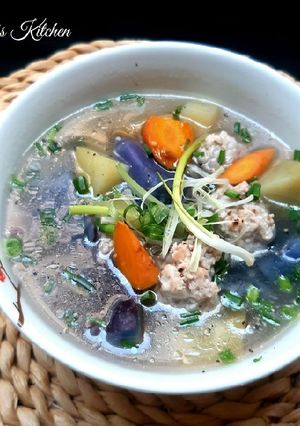 Hình của món Canh khoai tây Mỹ thịt viên.
