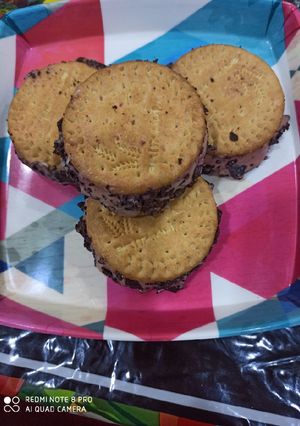 A picture of Biscuit ice-cream sandwich.