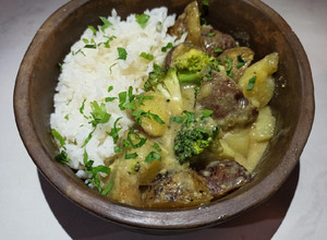 Una foto de Curry de papines y brócoli