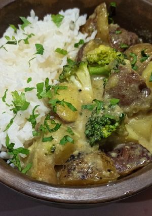 Una foto de Curry de papines y brócoli