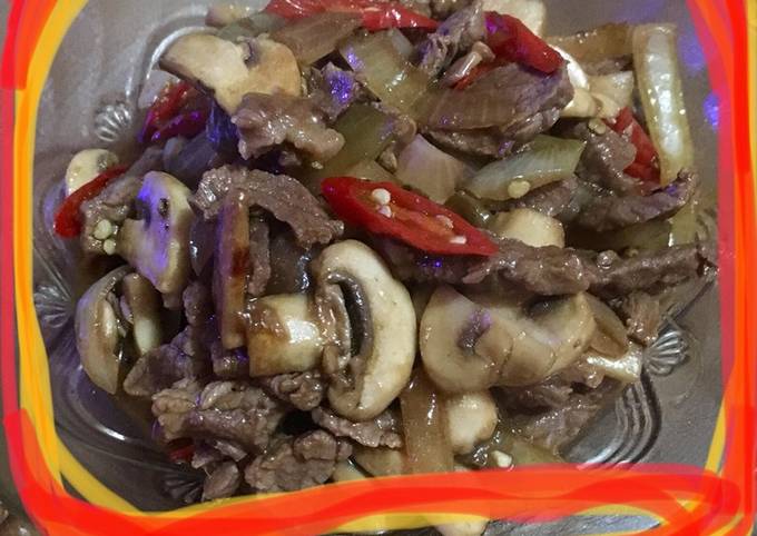Wajib coba! Cara praktis memasak Tumis daging-jamur saus lada hitam dijamin sedap