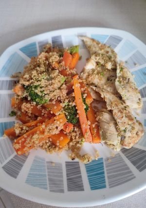 Una foto de Pollo Salteado con Quinoa y Vegetales 🥦🍗