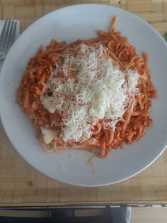 Una foto de Espaguetis con tomate frito y queso