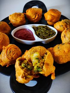 आलू बोंडा(aloo bonda recipe in hindi) रेसिपी मुख्य फोटो