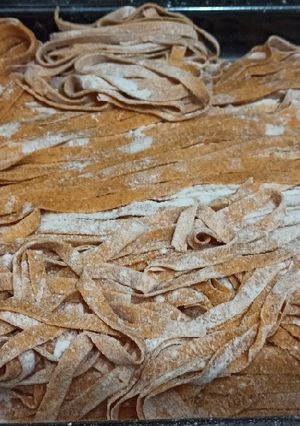 Una foto de Fideos de harina integral y morrón