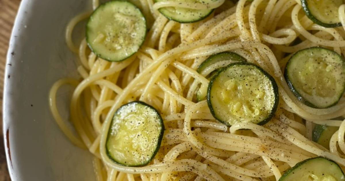 🍝 Pasta aglio olio peperoncino & zucchini garlic, chilli and
