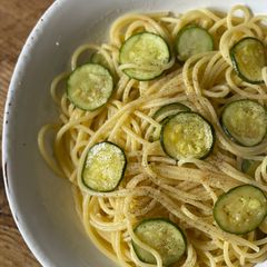 A picture of 🍝 Pasta aglio olio peperoncino & zucchini - garlic, chilli and courgette.