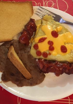Una foto de Omelette de huevo y salchicha con frijoles. 🍳