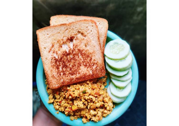 Scrambled eggs with brown bread and cucumber