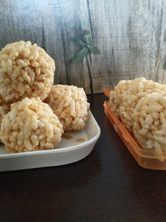 મમરા નાં લાડુ (Mamra Ladoo Recipe in Gujarati) રેસીપી મુખ્ય ફોટો