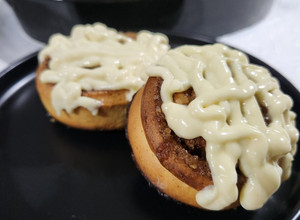 Una foto de Cinnamon Rolls de naranjas, canela y nueces