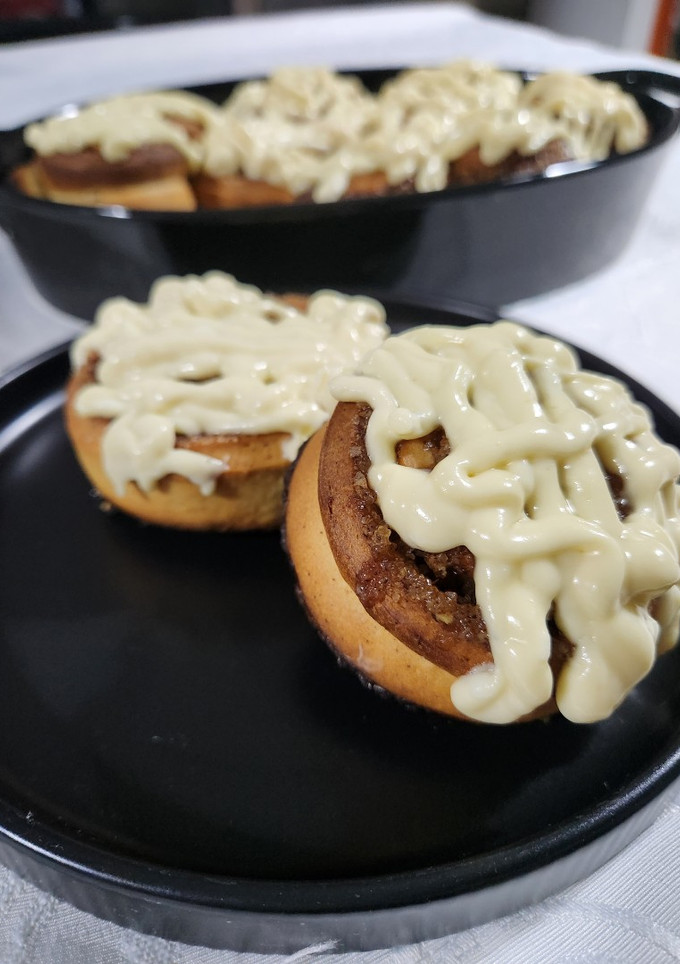 Una foto de Cinnamon Rolls de naranjas, canela y nueces