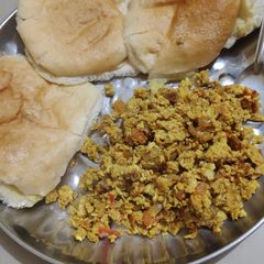 A picture of Bhurji Pav Scrumpled eggs.