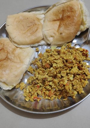A picture of Bhurji Pav Scrumpled eggs.