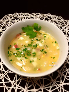 Una foto de Sopa de coliflor con jamón y huevo cocido
