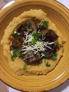 Una foto de Polenta con champiñones 🍄