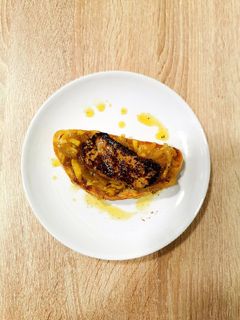 Una foto de Tosta de foie con cebolla y manzana caramelizada