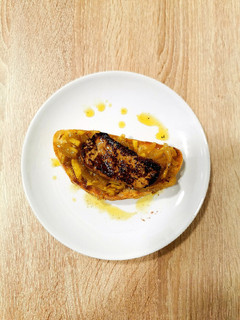Una foto de Tosta de foie con cebolla y manzana caramelizada