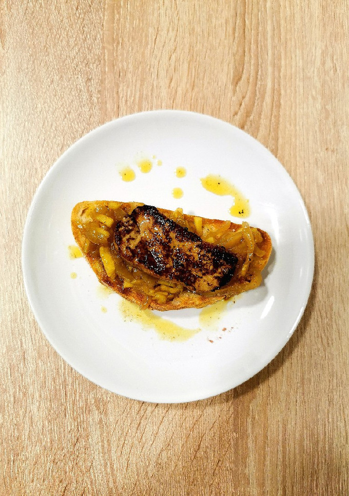 Una foto de Tosta de foie con cebolla y manzana caramelizada
