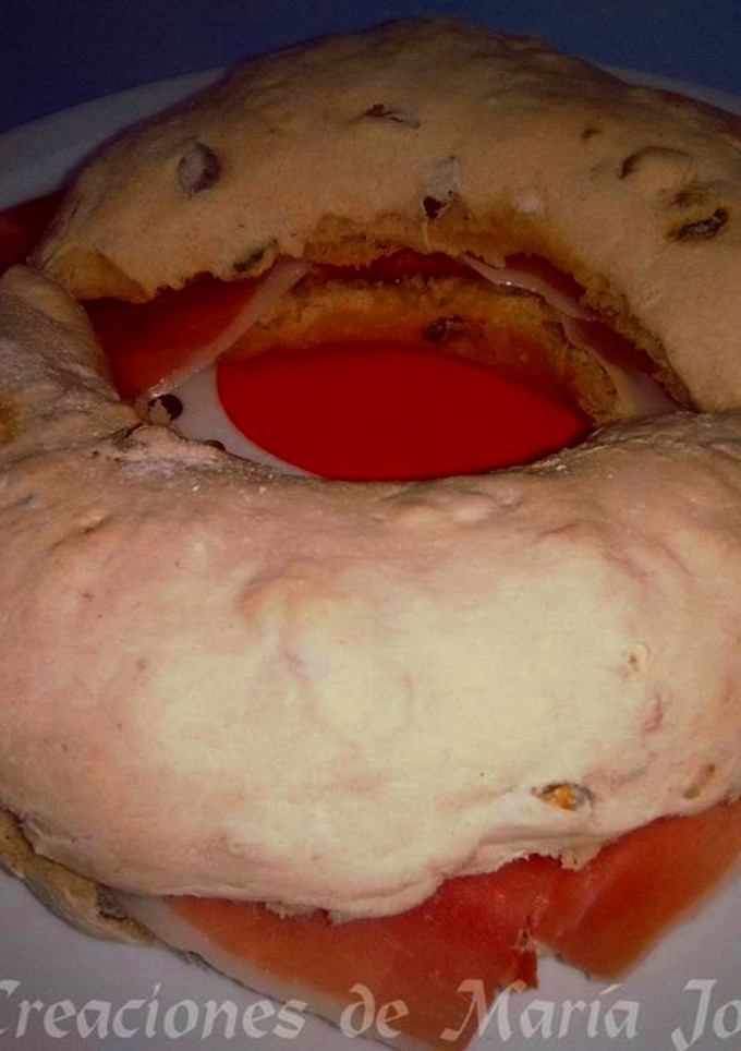 Una foto de Rosca de jamón en pan de pipas