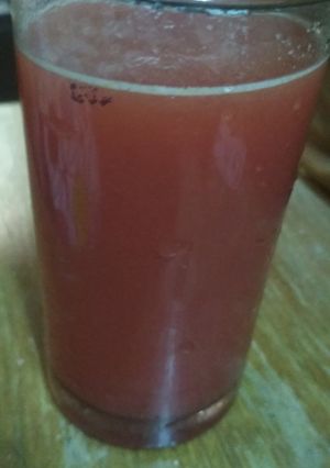 A picture of Orange and pomegranate juice.