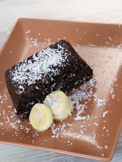 Una foto de Brownie fit chocolate - plátano - coco {FitKen}