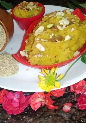 मूंग दाल हलवा (moong dal halwa recipe in Hindi) रेसिपी मुख्य फोटो